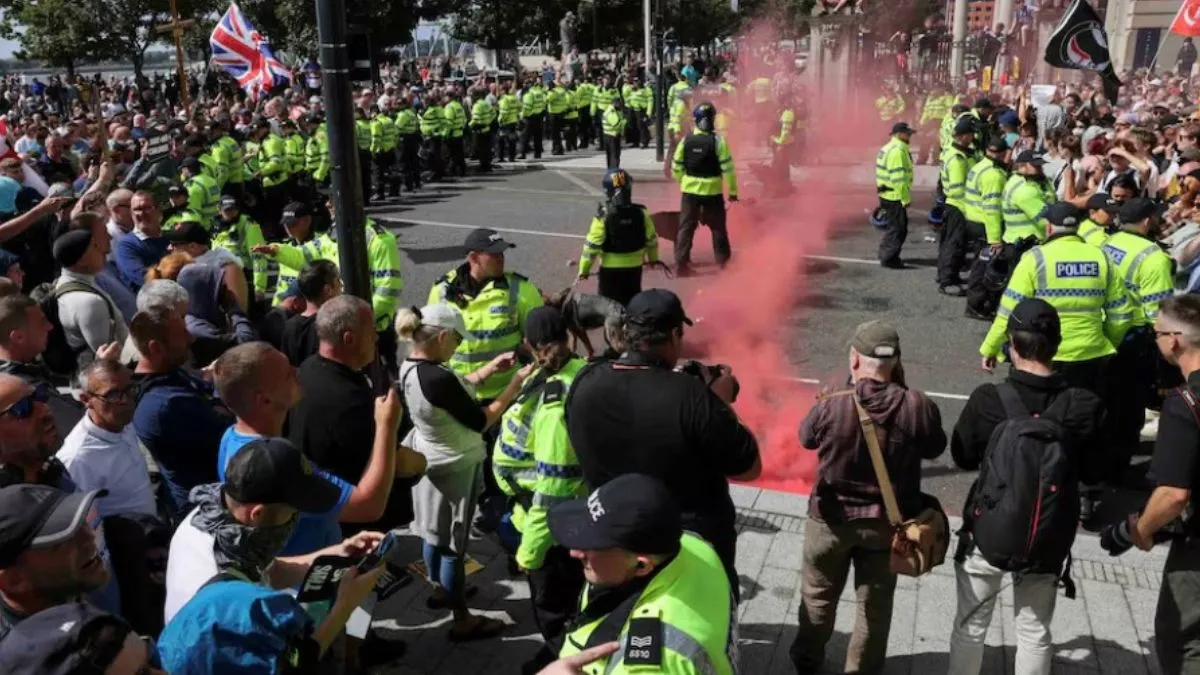 uk-protests-pm-starmer-offers-full-support-to-police-as-riots-turn-violent